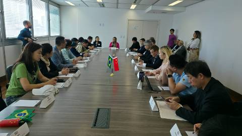 Delegação chinesa debate automóveis, moda, inteligência artificial e intercâmbio acadêmico no Rio de Janeiro